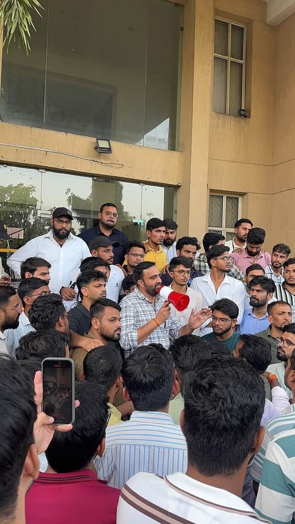drshravanosian's tweet photo. राजस्थान में फॉरेन मेडिकल ग्रेजुएट डॉक्टर को Stipend की मांग को लेकर धरने में सम्मिलित हुआ और मांग और हक के लिए सरकार को सुनके उनकी मांगों को पूरा क���ें। मेडिकल विद्यार्थी  जिम्मेदारियां निभा रहे हैं, लेकिन इसके बावजूद उन्हें Stipend से वंचित रखा जाना गंभीर एवं चिंताजनक विषय है।
इस मांग को लेकर यह सभी चिकित्सक राजधानी जयपुर में निदेशालय,चिकित्सा शिक्षा विभाग के बाहर आंदोलित है | आंदोलित चिकित्सकों ने यह भी अवगत करवाया है कि माननीय सर्वोच्च न्यायालय द्वारा भी समान परिस्थितियों में कार्यरत FMG Interns के साथ समान व्यवहार तथा लंबित Stipend के भुगतान क��� लेकर महत्वपूर्ण निर्देश दिए गए हैं।