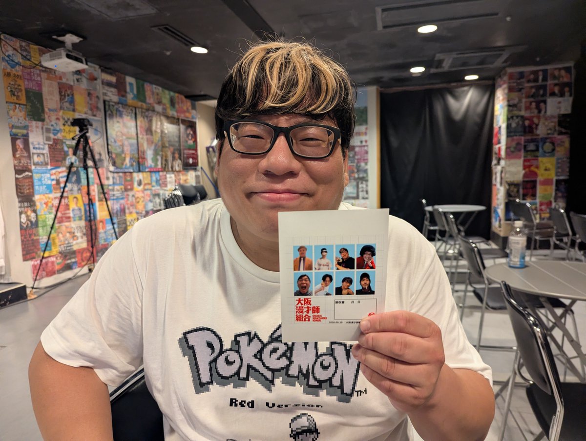 osaka_manzaishi's tweet photo. 【新グッズ販売中！】
今日販売した組合グッズの
☆証明写真風ステッカー
☆機関誌（2026秋、他過去の機関誌）
☆機関誌ファイル
は、また寄���や他ライブでも販売します！
ご購入希望の方は組合員にお気軽にお声がけください！ https://t.co/K7YsXcaCzi