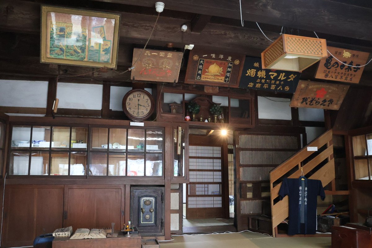 AKAGI_Night_Exp's tweet photo. 問屋町として発展し「上総の黄金町」と称された千葉県東金市の代表的な商家の姿を残す、旧八百平商店(山下家住宅)の特別公開を見学。

豪商宅の威信を伝える建物群や山下家の歴史、貴重な看板類などの展示の見応えに加えて、敷地内には元の位置に再現された商店軌道のトロッコが！

これはすごい https://t.co/i1PKTyeZXY