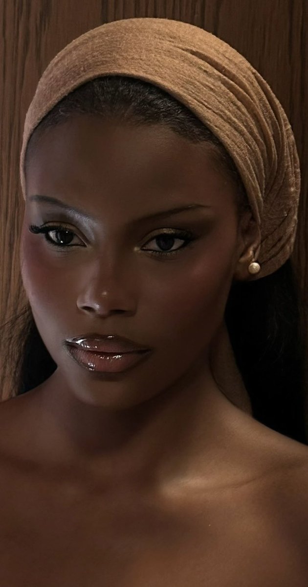 Mydefendme's tweet photo. South africans have the audacity to talk about us when this is Nigerian women vs thier bald headed Bantu women. Now who looks more gorilla https://t.co/D7g0Y5BJKy