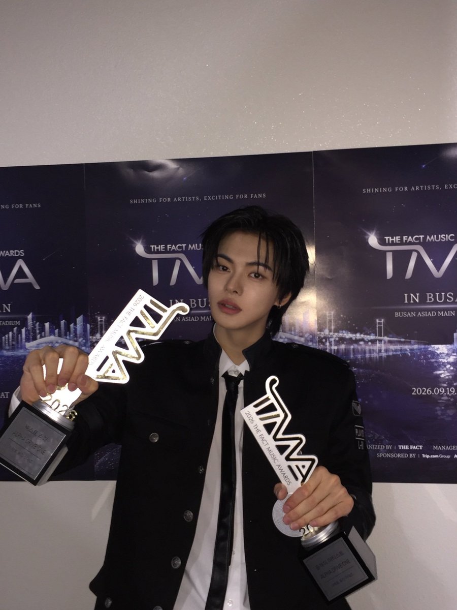 leoozwon's tweet photo. @LEELEOINTL leo best leader, we love you Leo <3
#LoveAndSupportForLEO
#리오를위한사랑과응원
#이리오사랑해 https://t.co/tEPaYJJ9xP