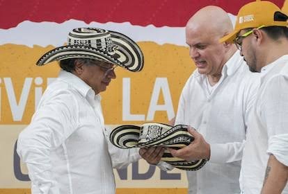 YZ00ka's tweet photo. @jackmasterxx @ELTIEMPO Hablando de paracos... https://t.co/188p5PzI5t