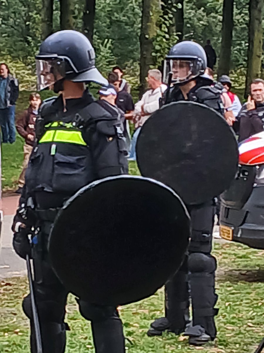 Paul20770's tweet photo. Ik kom net terug van deze demo op het Malieveld. Ben daar bij aankomst vrijwel direct door een Peloton ME ingesloten. Waarom ben ik naar deze demo gegaan? Omdat ik vind dat wij meer de connectie met elkaar moeten opzoeken i.p.v hierzo voortdurend bij allerhande Podcasts en berichtjes like's te scoren.

Maar het was vanmiddag weer duidelijk. Een klein clubje opgetrommelde relschoppers, voetbal hooligans of hoe je ze noemen wilt, lieten zich weer erg gemakkelijk voor het karretje van de Politie Haaglanden spannen. Zodat het lekker door allerhande T.V kanalen kon worden gedemoniseerd als zijnde een 'rechts extremistische demo'. Weer zagen we dezelfde taferelen als;

-vuurwerk afsteken;
-spreekkoren;
-Fakkels afsteken;
-Rechts extremistische vlaggen;
-etc.

Maar wat viel mij ook op? Er waren ook genoeg vreedzame demonstranten die helemaal NIETS hadden met bovengenoemde groepen. Ik heb er vanmiddag gedurende onze uur van insluiting genoeg gesproken. De kwaadwillende/recalcitrante jongetjes haalde je er zo tussenuit. En juist ZIJ kregen van de media het meeste aandacht. Steevast die hijgende fotograven die hen maar wat graag in beeld wilde hebben. De reden laat zich raden.

Huismoedertjes, bloemetjes dragende mensen, opa's/oma's die het clubje raddraaiers van een afstandje gadesloegen mochten van de Politie ook het malieveld niet verlaten. Maar die werden door de sensatiepers natuurlijk niet in beeld gebracht. 

Na een uurtje kwam het bericht van VVD hotemetoot jantje van Zanen, 'dat wij mee deden aan een verboden demonstratie'. Goh, dat heb jantje nou nooit horen roepen toen XR een middagje op de A12 bivakkeerde. 

Nee, het was weer duidelijk. Als u in het staatsnarratief demonstreert mag u ALLES. Mag u een A12/A10 en spoorlijnen blokkeren. Alle wetgeving daaromtrent ten spijt. Maar oowweeeee.....als uw demonstratie niet het gewenste Politieke kleurtje draagt. Dan moet deze kosten wat worden gedemoniseerd als zijnde 'extreem rechts'. En worden er georganiseerde relschoppers opgetrommeld.