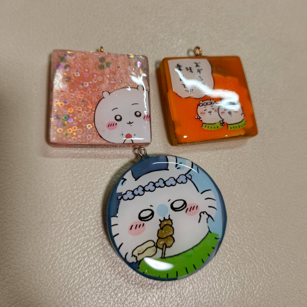 gmeantimebot's tweet photo. セブンのちいかわパッケージ

裏面に透けないようにするやり方を忘れてすけすけになっちゃった

コーティングして満足しキーホルダーパーツをつけないまま https://t.co/NWAPZIyMD3