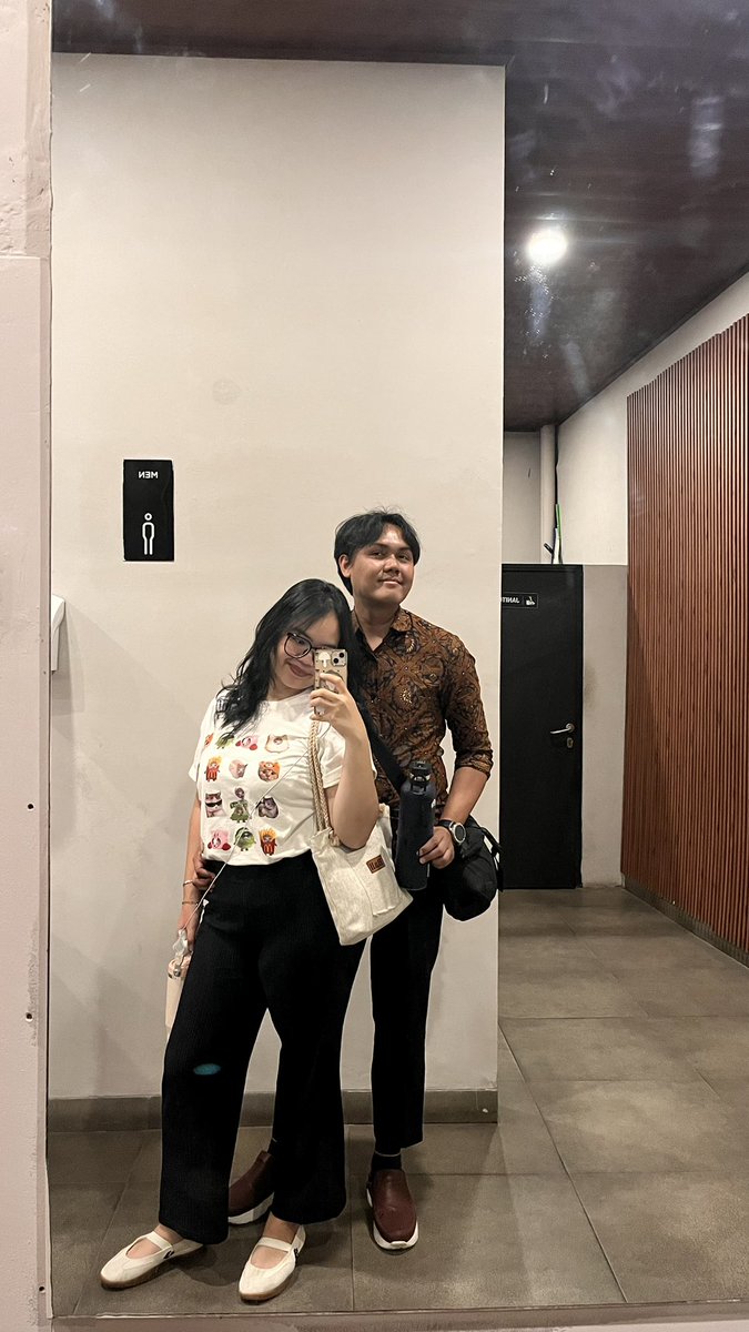 soeschie's tweet photo. LAKI GUA MAKIN GANTENG ANJIR, MAKIN MANTEP, mana dia konsisten bgt ngegym skrg duh pk fitbody cakep bgt body nya😭😭😭😭🫶🏻🫶🏻🫶🏻😘😘😘 https://t.co/aqFWYD4xku