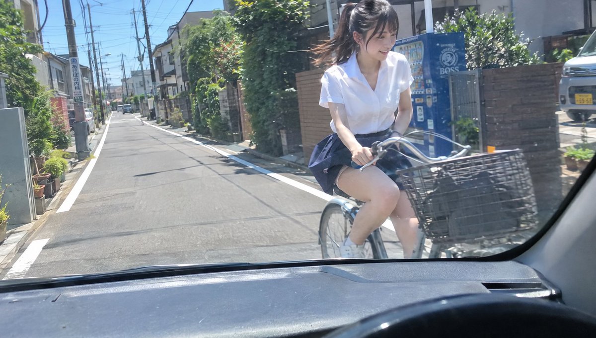torotoromoney's tweet photo. 男性ドライバーの皆さんが、前方不注意になる原因。

まじでこれで事故になる人結構いると思うんすけど…どう思います？w https://t.co/3SgukDxRj3