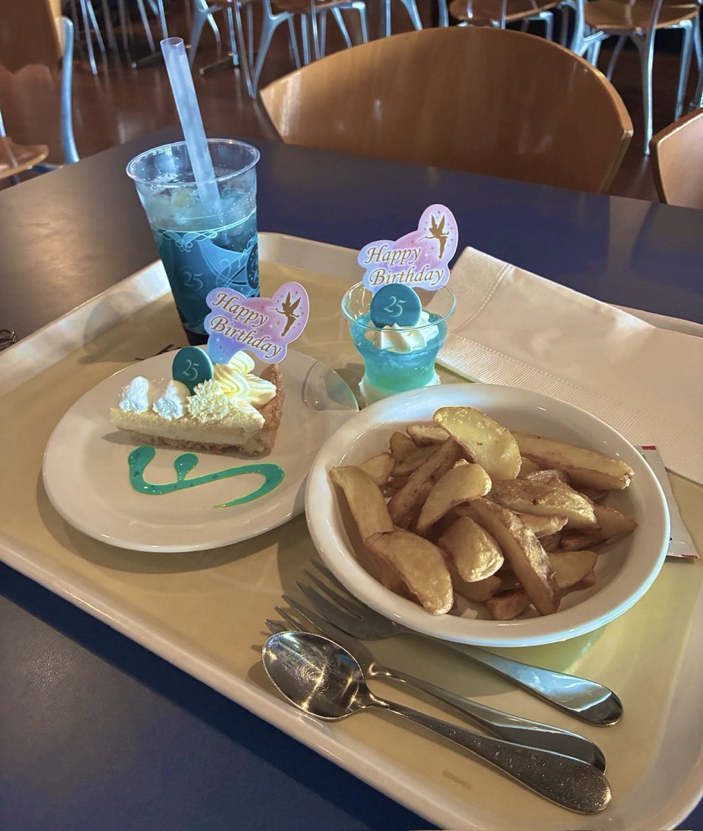 2v_wl's tweet photo. 久々にディズった🙌
疲れてバタンキューからの
ホテルのモーニング最高だった☕️🐭

誕生日ディズニーと言わしてください(1ヶ月前)😏 https://t.co/FNP1QhGOiD