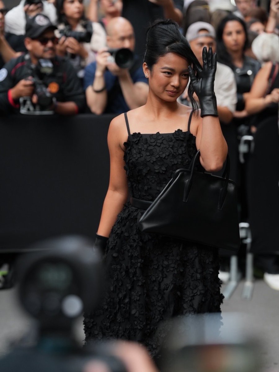 cosmo_ph's tweet photo. Alex Eala traded the tennis court for the front row at New York Fashion Week, making appearances at Calvin Klein, Michael Kors, and Tory Burch. Fresh off a major run in New York, she’s clearly having a moment 🎾🤩 #CosmoPHStudios

📸: @88klg, @jsilva09 https://t.co/KZnHQ73ANm