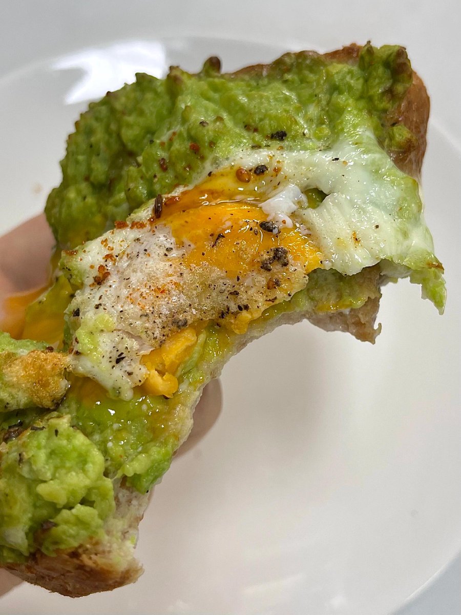 algiw494538's tweet photo. Perfect cozy weekday breakfast: fluffy toast with salted avocado and a dash of black pepper  Warm, simple and totally my vibe! https://t.co/ugXgfSEvsW