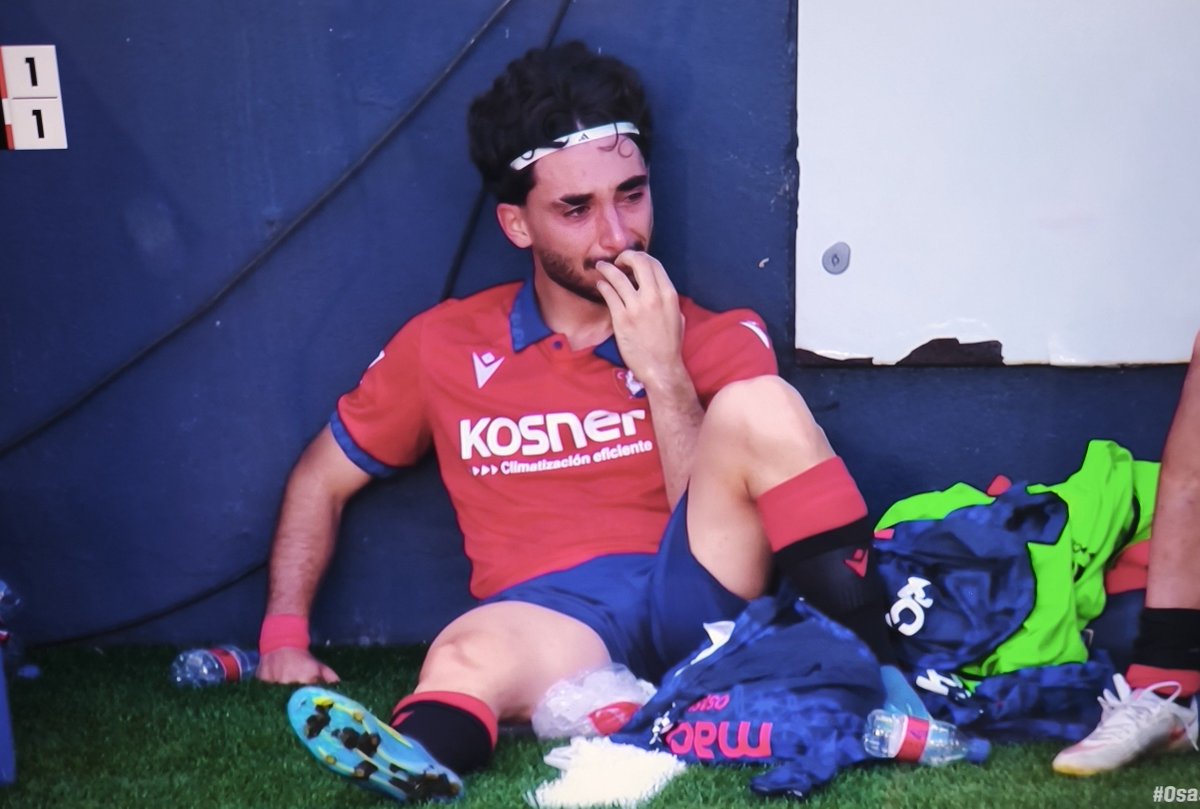 AmaroJonay's tweet photo. 📸 ES LA IMAGEN DE LA JORNADA. 

😔 Raúl Moro roto, llorando a lágrima viva y tirado sobre el césped viendo los minutos finales tras sufrir otra lesión que empieza a ser un calvario mental #OsasunaRayo https://t.co/xOEnSaIjKe