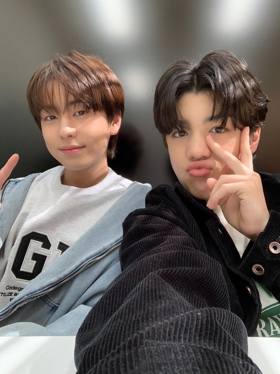npomvtt's tweet photo. Quando seu bias vira seu amigo e colega de grupo! Maki (&TEAM) contou que, desde a primeira vez que viu o Taki, já queria muito conhecê-lo, mas na época eles não podiam conversar. Ele assistia ao I-LAND e o Taki já era seu bias.

"Eu realmente queria conhecê-lo o mais rápido possível, mas não era permitido que a gente conversasse um com o outro. Foi antes do &AUDITION, então eu estava me segurando para dizer oi. Assim que &AUDITION começou, eu fiquei tão feliz por poder falar com ele.
