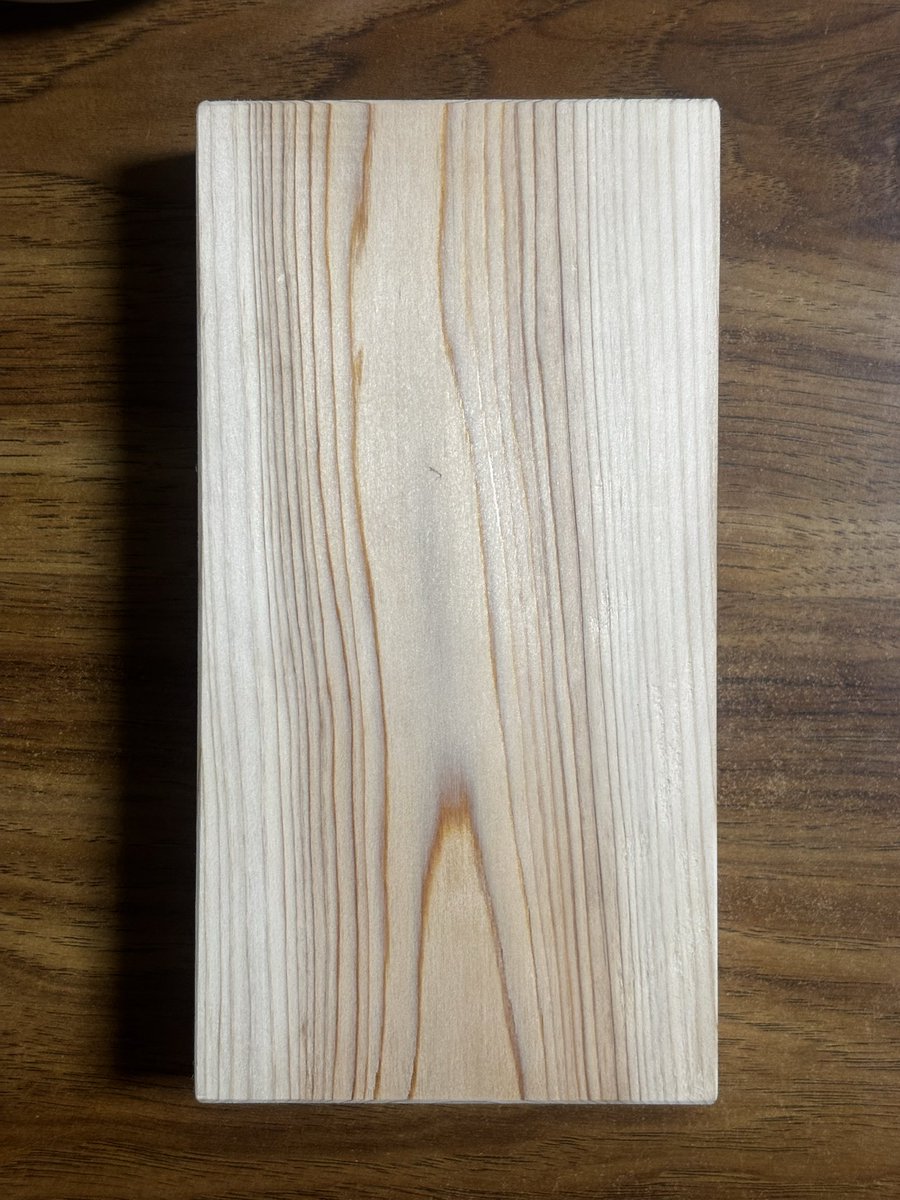 tomopiron's tweet photo. リフォームしてるんだけど、大工の親方から『表札用どうぞ』と頂きました。誰か表札用に書いてくれないかな？H200×W105(mm)
←これを　こんな感じ→ https://t.co/w55MQrJhEd