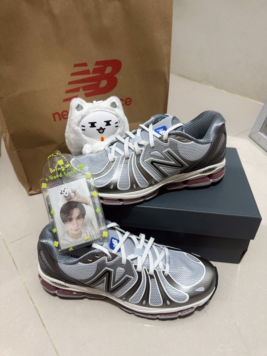 bolauubii's tweet photo. me being my boyfriend’s jun #1 supporter in everything he does (jika mampu) (jika sesuai kantong)  

CAKEP BGTTTT WOOOOI😭😭😭 yang mau kembaran plis ke GI (exclusive store only) dan lagi diskon 40% kalau beli 2 pair (selected item) BELI PLIS SUPPORT LAKI GW https://t.co/VhBapvDo8o