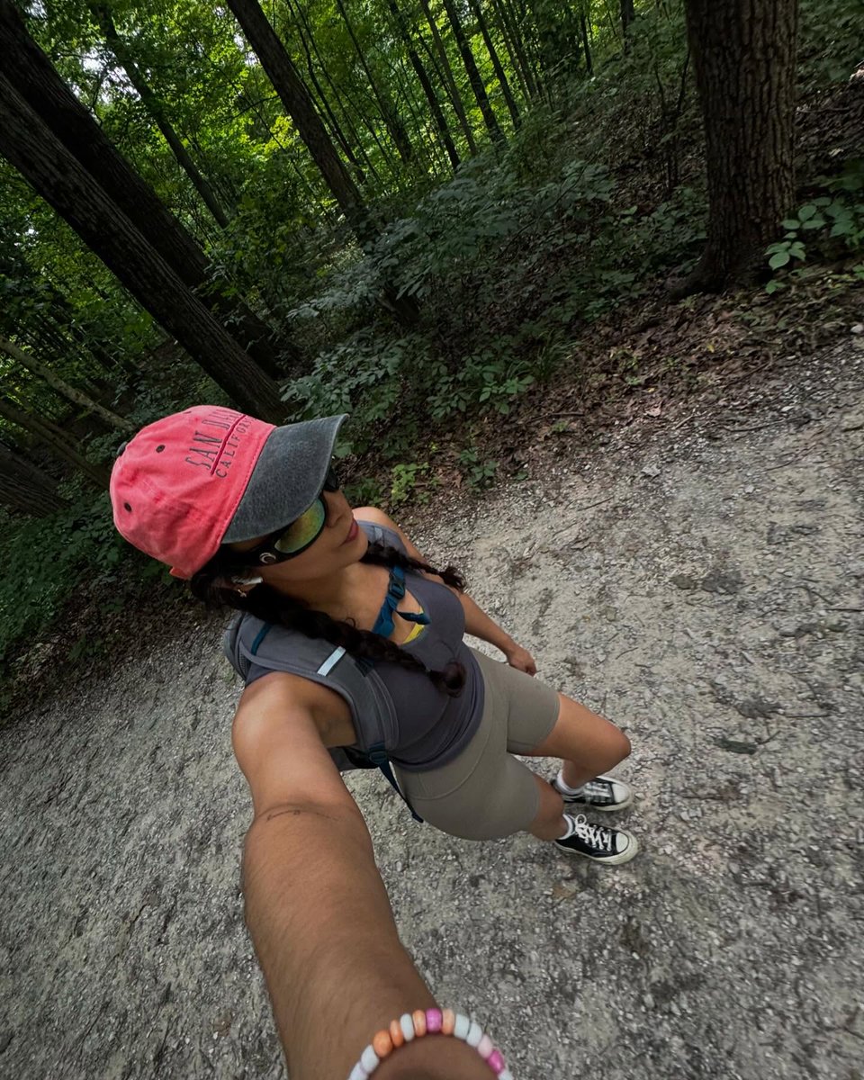 averyscottv27a2's tweet photo. I got into a fistfight with a bug on this hike. https://t.co/9wL1APGA8R