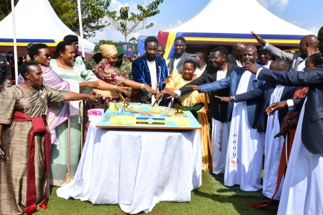 R_Nabbanja's tweet photo. Today, I represented H.E. President @KagutaMuseveni at the 12th coronation anniversary of the Kyabazinga of Busoga His Majesty William Wilberforce Gabula Nadiope IV in Mayuge District.

The President congratulated the Kyabazinga and the people of Busoga on the coronation anniversary. He thanked the Kyabazinga for championing peace, unity and development across Busoga sub-region.

The President also commended the cultural institution for maintaining a cordial relationship with the Government. He said the Government remains committed to working with the institution to promote development in Busoga. @KingNadiopeIV @Busoga_Kingdom