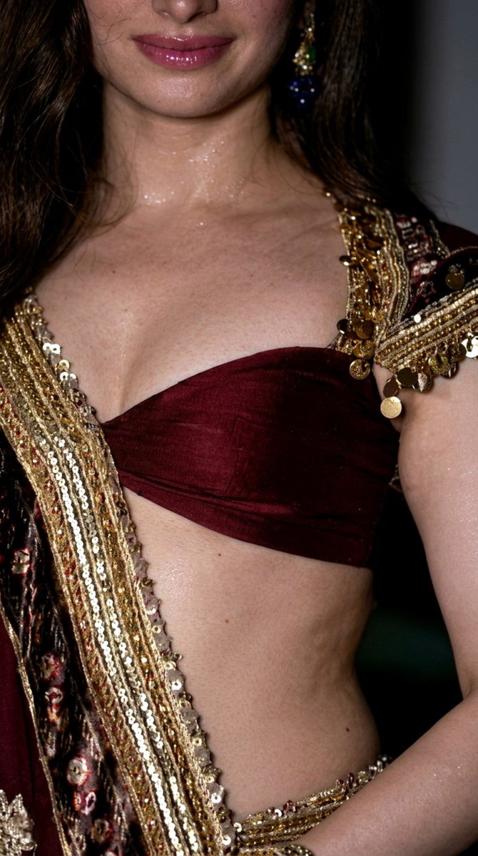 PoPBase_s's tweet photo. Tamannaah Bhatia serving pure fire in this deep maroon &amp; gold look
The glow, the eyes, the vibe… unmatched
Which frame is your favourite?💥🍑 https://t.co/CiPVyt371C