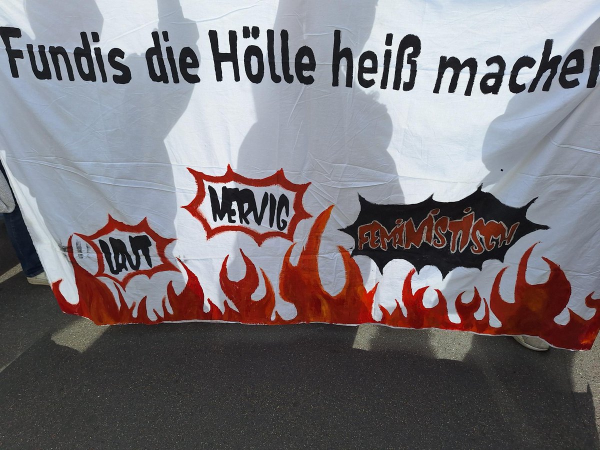 pinguin_cologne's tweet photo. #k1909 Wiedermal wollte eine Melange aus #Faschisten & #Fundis in #Köln ihre #Antifeministische Hetze verbreiten. Nur paar hundert kamen und machten einen eher einen Trauermarsch. Dem rechten Treiben stellten sich tausende Schwestern, Flinta vom #prochoice Bündnis entgegen. https://t.co/1cCjnMf81O