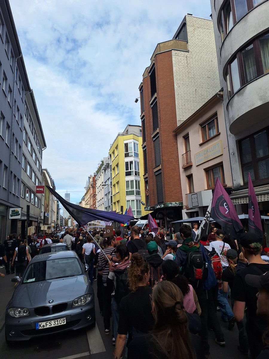 pinguin_cologne's tweet photo. #k1909 Wiedermal wollte eine Melange aus #Faschisten & #Fundis in #Köln ihre #Antifeministische Hetze verbreiten. Nur paar hundert kamen und machten einen eher einen Trauermarsch. Dem rechten Treiben stellten sich tausende Schwestern, Flinta vom #prochoice Bündnis entgegen. https://t.co/1cCjnMf81O