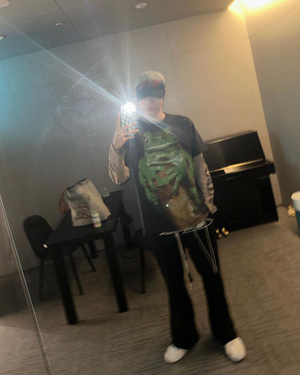 favejsc's tweet photo. 한결같이 대따 크고 이상한 프린팅 있는 옷 입는 거 ㅈㅉㅇㄱ 에반게리온은 먼지도 모르실 거 같은데
그치만 공항에서만큼은 훈남룩 말아주시는 분 ㅎㅎ https://t.co/qH8XGJatCD