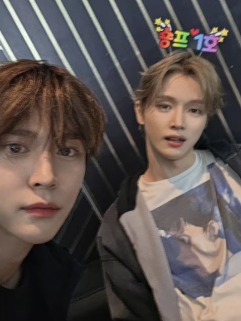 favejsc's tweet photo. 한결같이 대따 크고 이상한 프린팅 있는 옷 입는 거 ㅈㅉㅇㄱ 에반게리온은 먼지도 모르실 거 같은데
그치만 공항에서만큼은 훈남룩 말아주시는 분 ㅎㅎ https://t.co/qH8XGJatCD