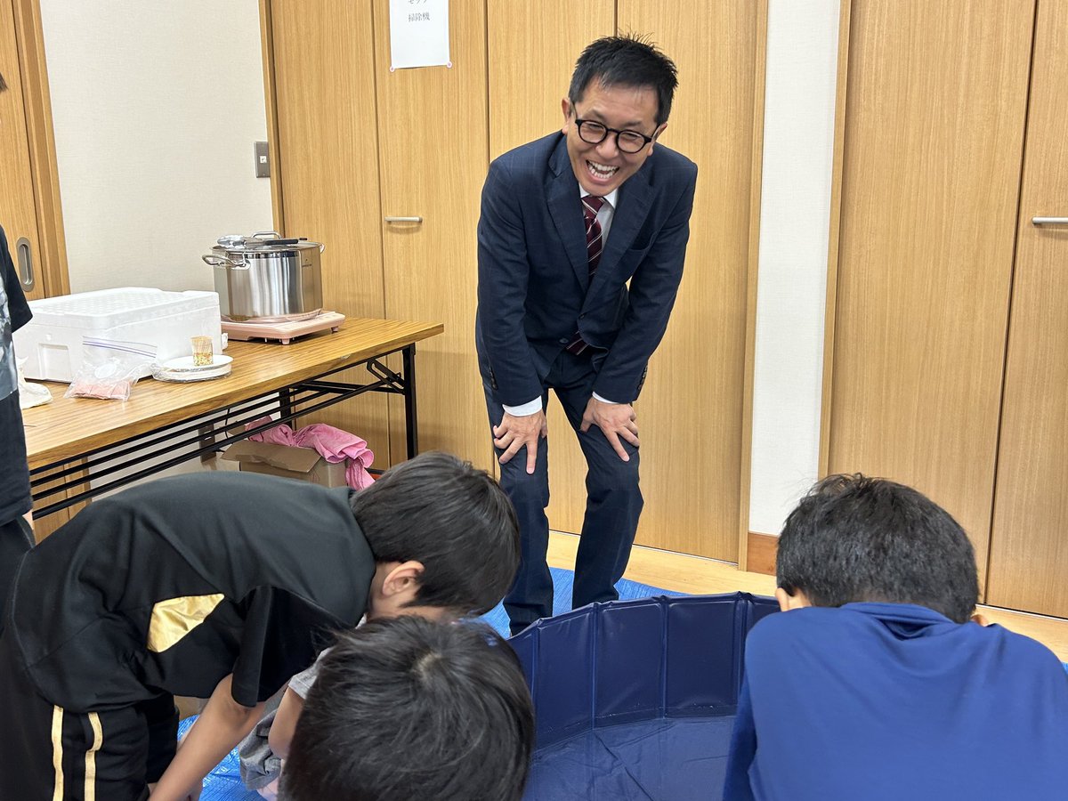 hoshidakoji's tweet photo. 「ザリガニを学ぶ、知る、食べる」を訪問しました。

東京農業大学の武田博士によるおもしろ授業では、ザリガニの生態や外来生物が自然環境に与える影響について学びました。

実際にザリガニに触れ、最後は茹でたザリガニを試食も！海洋ごみを減らす環境授業も行われ、子どもも大人も楽しみながら、身近な生き物や自然環境について学ぶ貴重な機会となりました。