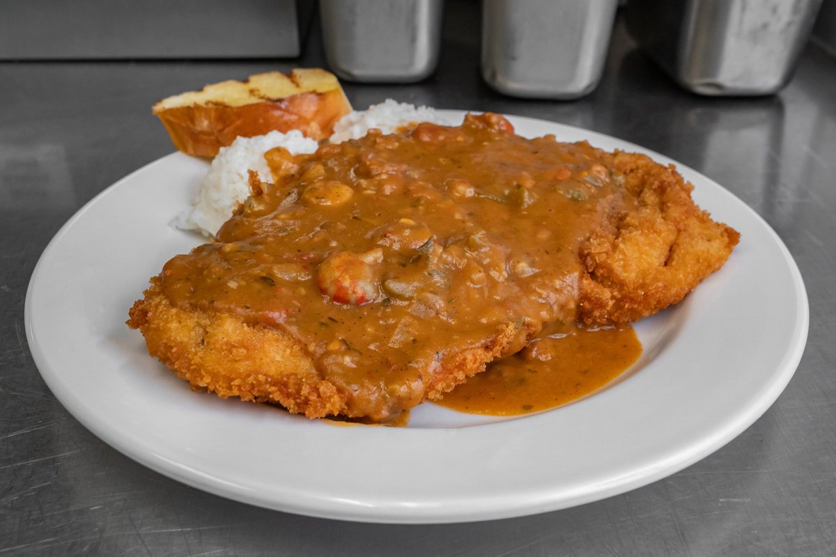 Taytros's tweet photo. Smothered Panko Chicken brings the comfort with a crispy golden crust and rich, savory smothered finish that makes every bite feel extra satisfying 😋 A hearty pick for lunch or dinner at Taytro's Bar &amp; Bistro. #TaytrosBarAndBistro #SmotheredPankoChicken #CajunCreole https://t.co/cwDPr1kza9