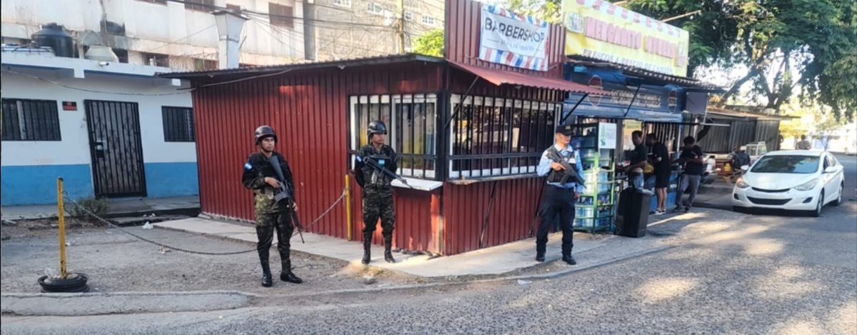 umep_4's tweet photo. 🚔👮🏻‍♂️ 𝙐𝙈𝙀𝙋-4 𝙍𝙀𝙁𝙐𝙀𝙍𝙕𝘼 𝙋𝙍𝙀𝙎𝙀𝙉𝘾𝙄𝘼 𝙋𝙊𝙇𝙄𝘾𝙄𝘼𝙇 𝙀𝙉 𝙑𝙄𝙇𝙇𝘼𝙉𝙐𝙀𝙑𝘼

La Policía Nacional mantiene una presencia activa en la colonia Villa Nueva y sectores aledaños, mediante saturaciones, patrullajes y acciones preventivas para fortalecer la seguridad. https://t.co/8arRX0YsCb