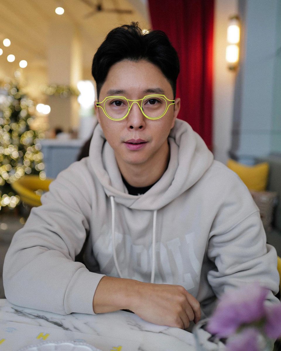 chanheeupdates's tweet photo. some background information on kim hyunsoo (김현수), who appears to be chanhee's manager ♡

• @/hyunsumuzisean on instagram
• born 1981
• ceo / representative of adam's peach (men's bags brand) *
• member of f-iv (inactive 1st gen boy group that debuted in 2002)
• songwriter
• credited for the role of music producer for LOVE:SEA alongside chanhee and lim seonghyun (always koala)

* the business e-mail in chanhee's ig bio is the same as that of adam's peach (hs821111@naver.com)
