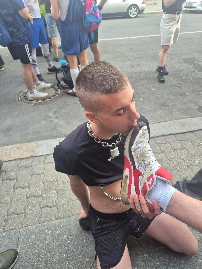 slaveboy99tpe's tweet photo. Master's shoes might get dirty. And the tongue of this slave is a good cleaning tool 😈👅
Also, those shoes smell like heaven! 🔥

#Folsom #Berlin #slave #footworship #footlicking #footfag #fag #socks #whitesocks #sneakers #kink #fetish #owned #tpe #gayslave #twink #FolsomBerlin https://t.co/zq8s2UnqBC