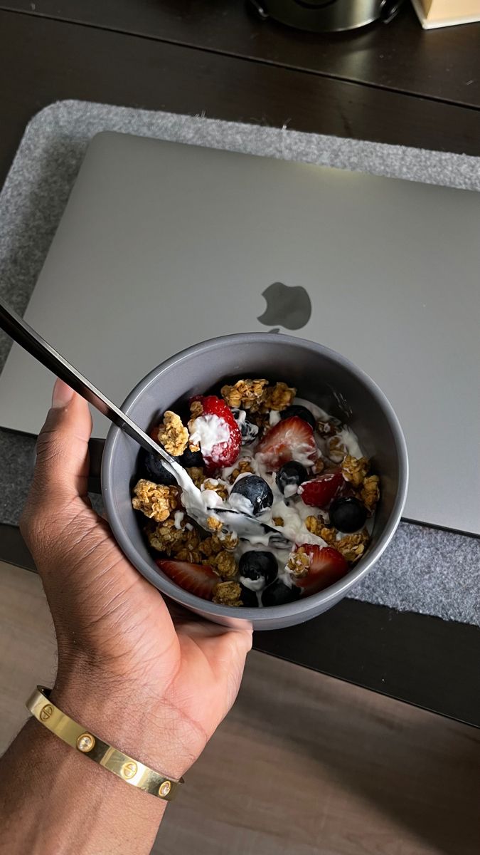 MensFashionGeek's tweet photo. Train with purpose. Eat with discipline. Live with standards. https://t.co/ZPG0aisp3F