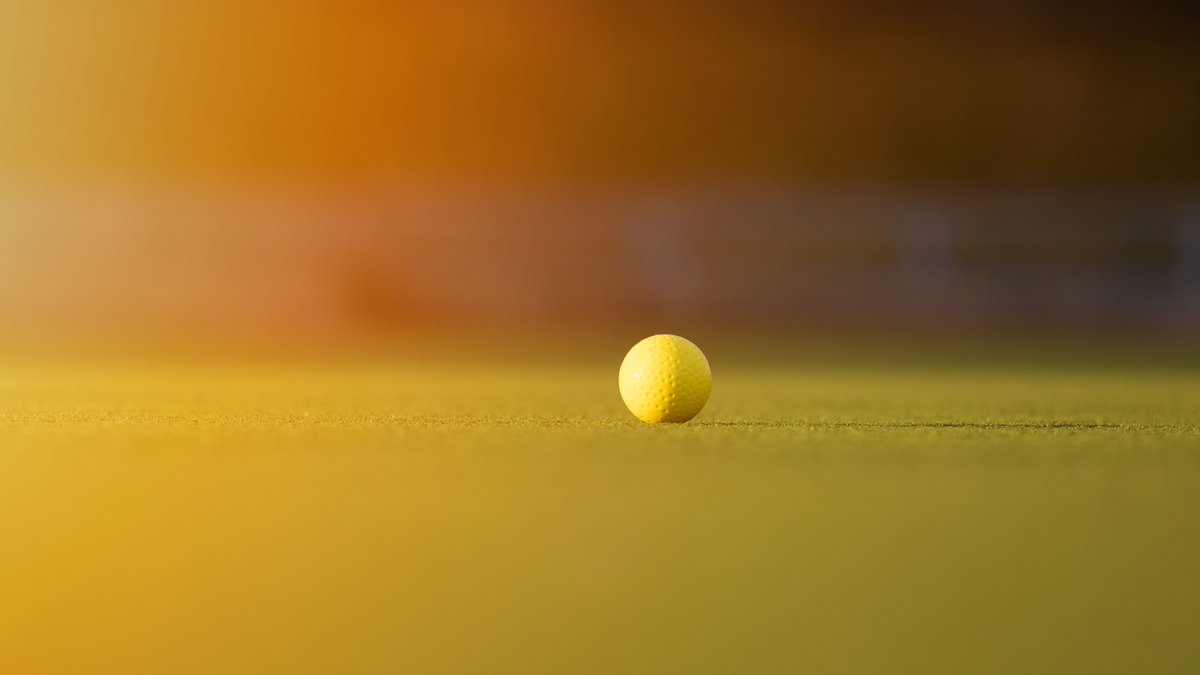 qxjmllzlrzlpca's tweet photo. A formal estimate ended, then I played golf at the harborside terrace by the wooden planter. Under quiet stillness, notification static gave way to mental breathing and quiet ease. #GolfHobby #OutsideTime https://t.co/Zq0BDNrU3Z
