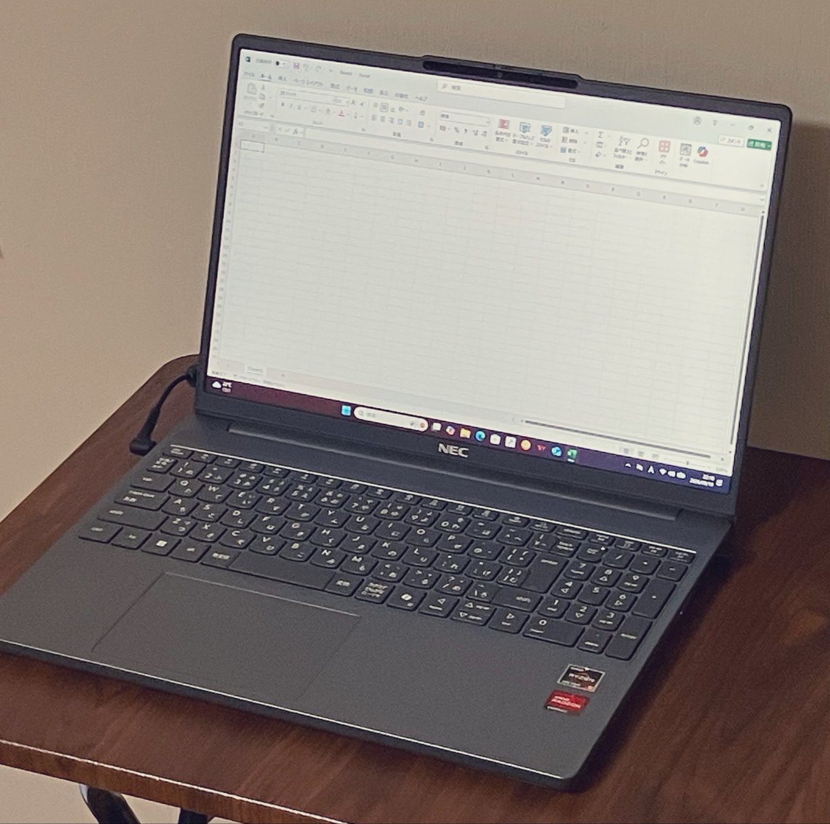 7700blue's tweet photo. 新しいパオコン💻買うた
なんやよう分からんで、「安くてオヌヌメ❗️」ってヤツにした
HDD読みっぱで異様に遅かった前のPCより早くてエエ感じ
オォ…コレが最新のOfficeか

ワシもようやくExcel2003を卒業やで(´･ω･`) https://t.co/gKuyTDKupb