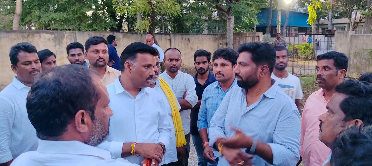 tdpmadhupgr's tweet photo. చౌడేపల్లి మండలం చిట్టిరెడ్డిపల్లి గ్రామ సమీపంలో ఎదురెదురుగా రెండు బైకులు ఢీకొట్టిన ప్రమాదంలో సంతోష్, మహేష్ అక్కడికక్కడే మృతి చెందిన సమాచారం అందుకున్న పుంగనూరు ఇంచార్జ్ వై మధుసూదన్ నాయుడు గారు ఘటనాస్థలానికి చేరుకుని బాధితులను పరామర్శించి ఓదార్చారు.
#RestInPeace #accident #Punganur https://t.co/ZlAXTfSeLZ