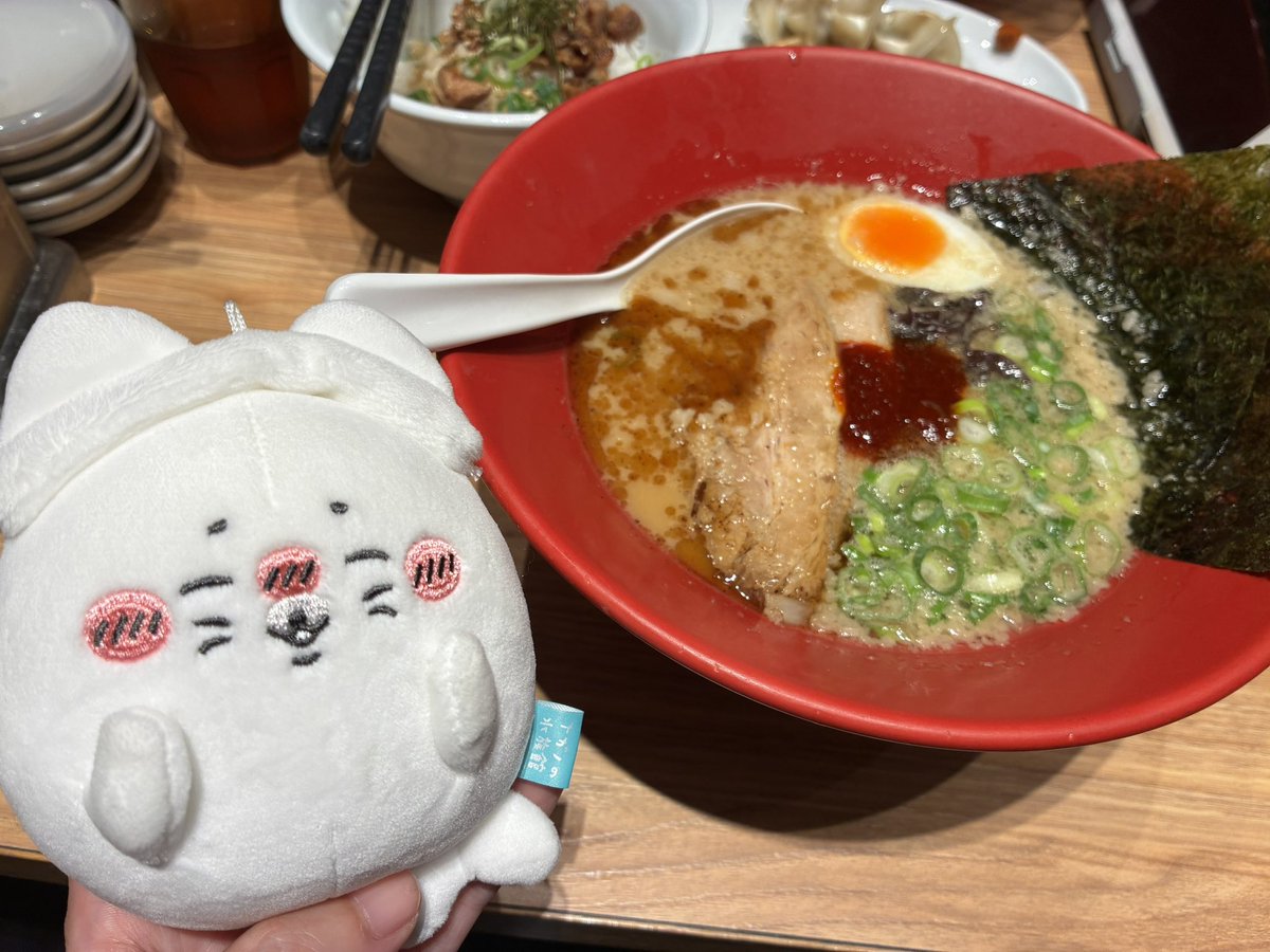 TEN_1203's tweet photo. 4回目ちいかわ
1回目の時買ったパンフと並べてみる
島二郎とオデの漫画何これww
双子が友達と夕飯を食べて来ると言うから私も京都ポイントでラーメン食べる事に
京ポだからとめちゃくちゃ頼んでしまった
今度はアザラシの言ってた丸特情報、第二の麺（きくらげ替え玉）を嗜みたい https://t.co/bVmaRkx00J