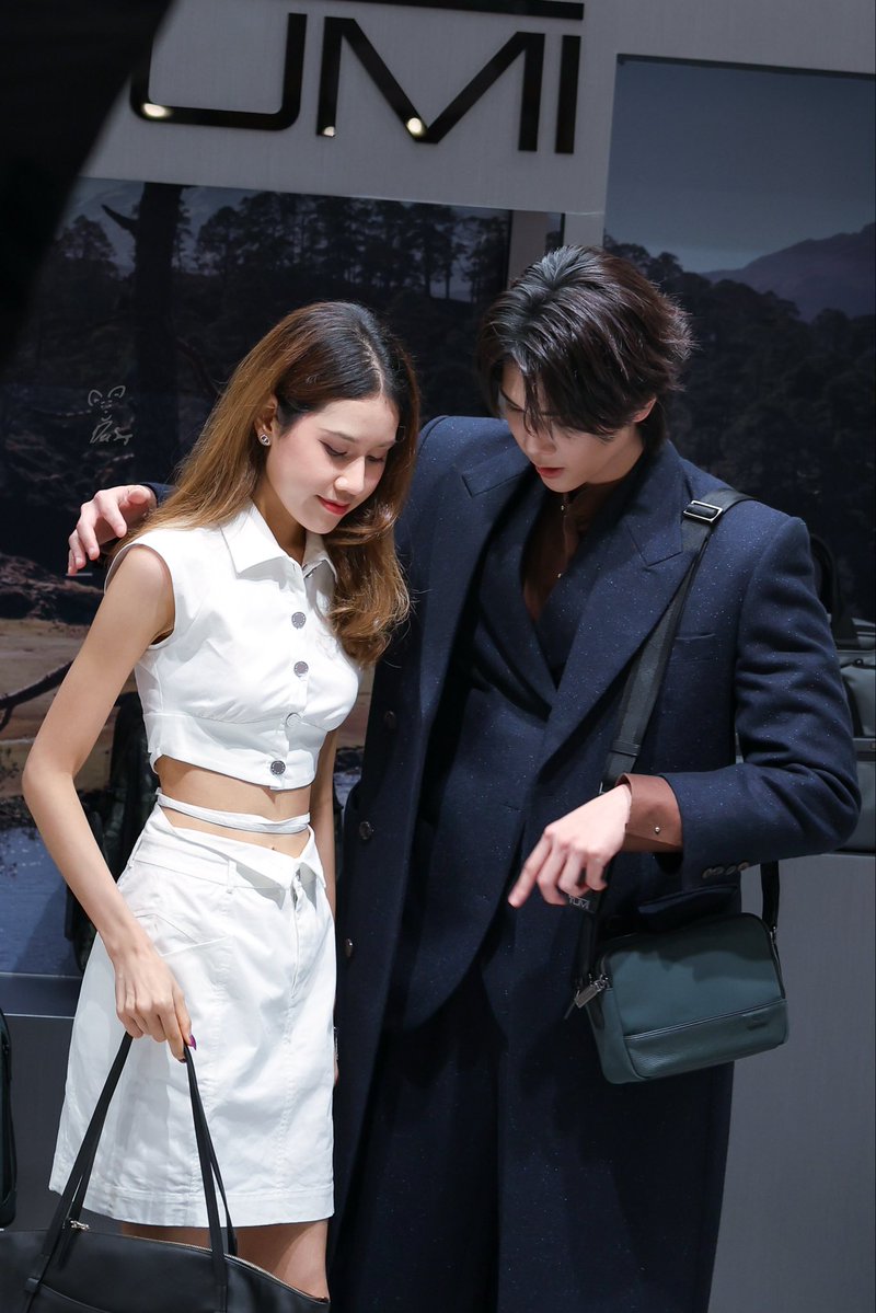 Dec_snap's tweet photo. พี่ชายจัดท่าให้น้องสาว 🐻‍❄️🖤

JOONGDUNK TUMI FW26

@dunknatachai 
#dunknatachai 
#TUMITH #TUMI https://t.co/UDYKJiFCdb