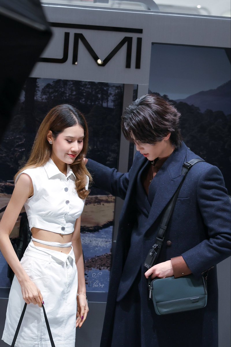 Dec_snap's tweet photo. พี่ชายจัดท่าให้น้องสาว 🐻‍❄️🖤

JOONGDUNK TUMI FW26

@dunknatachai 
#dunknatachai 
#TUMITH #TUMI https://t.co/UDYKJiFCdb