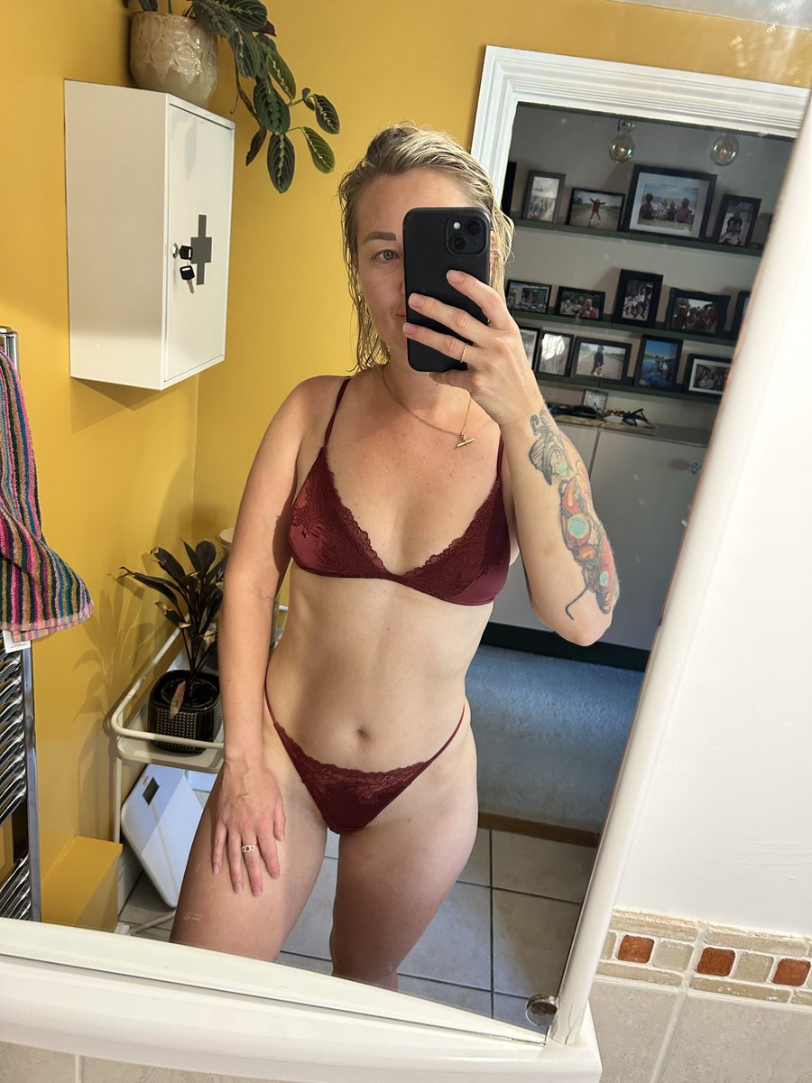 YourConstantGf's tweet photo. Getting ready to go out 👀 Who’s buying me a drink tonight? I accept volunteers 🍸#BuyMeADrink #GirlsNight #NightOut https://t.co/Xs0nQr4bSk