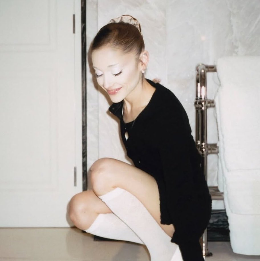 theegrandeheels's tweet photo. need arianators tu unite 

“we can’t be friends” is only 2 days away from becoming the longest running female solo song of the decade on spotify global, it’s currently #197 on the chart

stream the song at least 5 times today https://t.co/v6wDVwYfxw