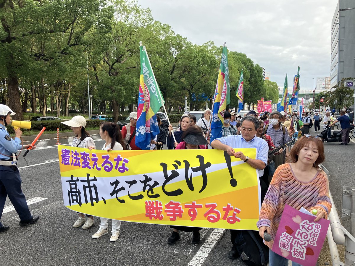 peace_moriyama's tweet photo. 本田由紀◦東京大学大学院教授を迎えて開かれた9.19あいち総がかり行動。講演のあと栄までデモ行進を行いました。
横断幕には「高市、そこをどけ」
お見事です。 https://t.co/blexjofUJC