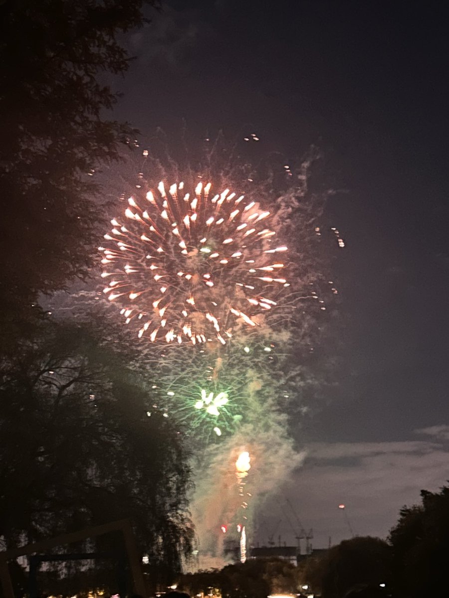 Khanuu5h's tweet photo. 불꽃놀이 첨봤다…🎇 https://t.co/6XiDQQIxaK