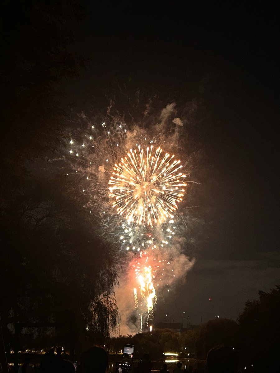 Khanuu5h's tweet photo. 불꽃놀이 첨봤다…🎇 https://t.co/6XiDQQIxaK