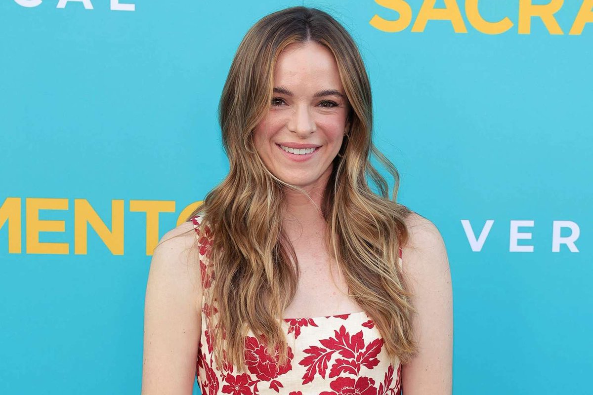 JuanC_Rdgz's tweet photo. 📺 Happy Birthday Danielle Panabaker 🎂📺
#DaniellePanabaker #SkyHigh #LaylaWilliams #Arrow #TheFlash #LegendsofTomorrow #Supergirl #CaitlinSnow #KillerFrost #HappyBirthdayDaniellePanabaker https://t.co/6jdxjihE4q