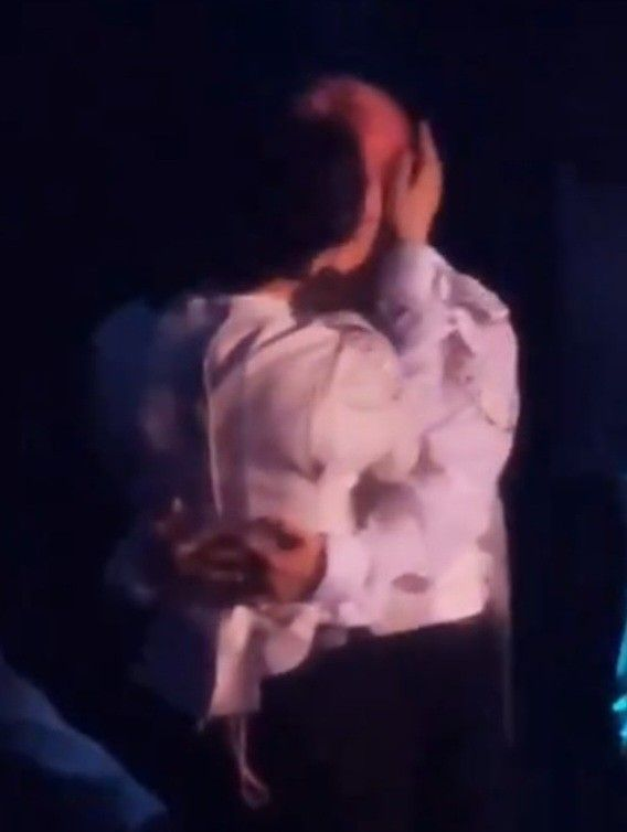 shbussy's tweet photo. how i wish i was there so i could've finally pushed their heads and make them kiss <33 #ineedthemtokiss #haobin #pleasekiss #imgoingcrazy <33 #haobin #haobin #saveme #onlyhaobincansavemern https://t.co/9LxvId0onc