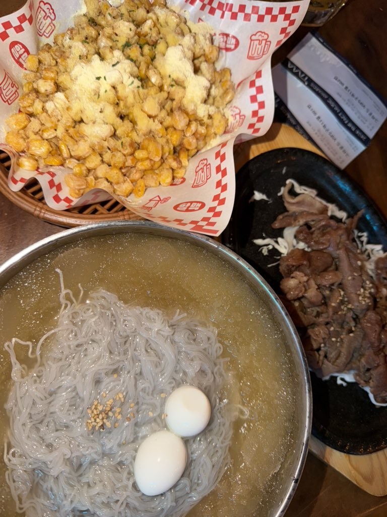 lllll9ff's tweet photo. 할머니댁 왓습니다
콘소메옥수수튀김이라는거 레알뭐지 너무 맛잇네
파인애플맥주는 생각보다도 더 술맛 안 남 ㅡㅡ https://t.co/6cuAjPQ3fy
