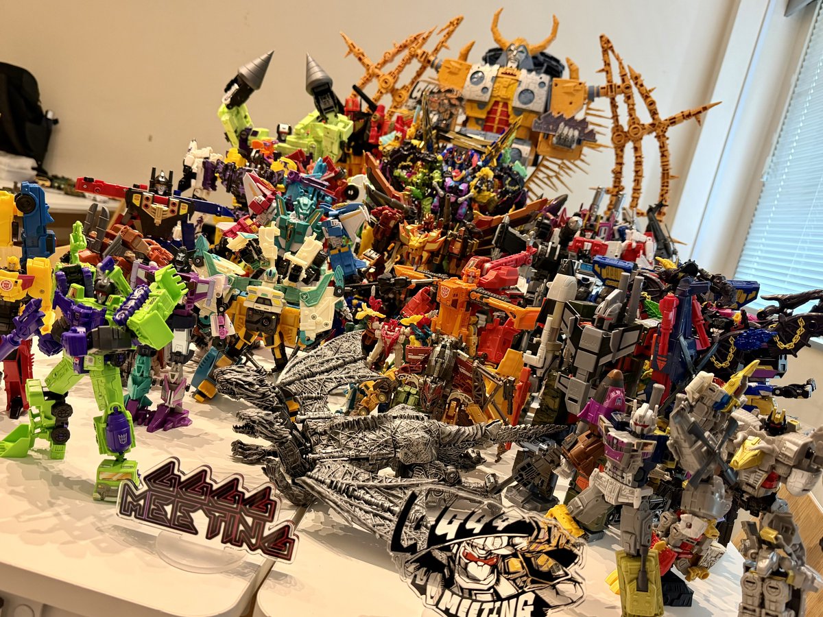 Kazu1325haru's tweet photo. 合体戦士系は持ってないやつ多いのでここまで一度に見れるのは壮観ですね😊
#TF玩具オフ会
#GGGGMEETING
#ギガミー https://t.co/kzEzzQrvoC