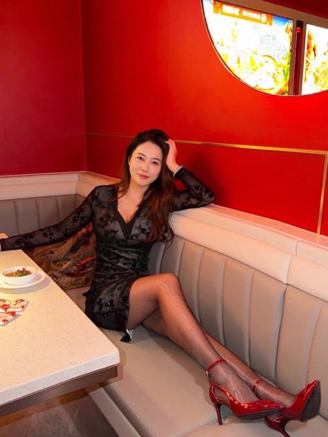carol95mn6's tweet photo. 红酒喝到微醺，最容易暴露出老阿姨的本来面目。平时装得再优雅，现在也只想借着酒劲撒个野 https://t.co/zQMlcD88p5