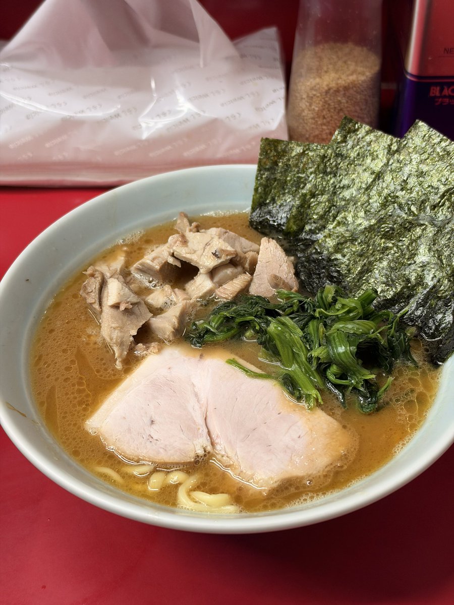 dezenghezhen's tweet photo. 秋葉原 王道家じゃない某家系

普通コールなのに硬めで出てきた時点で絶許
酒井を硬めで食わせてくる奴全員家系辞めてほしい（言い過ぎ
スープは豚骨スープから始めた伝言ゲーム3人目くらいの散らかり具合
100円で頼めるコマチャはお得だと思うけどね
体調悪くて入ったが大人しく王道家行きゃよかった https://t.co/eugTClsxjU