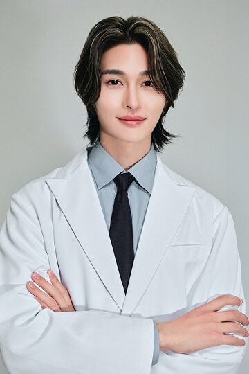 abbey_dawn0613's tweet photo. 間宮祥太朗、紀田先生の再現度高くてわろたwww
メッシュ入れたセンターパート、顔のメイク、ピアス
あと、黒のマスクもやってほしかったな〜〜〜‼️

#ダウンタイム https://t.co/906uf6tLkO