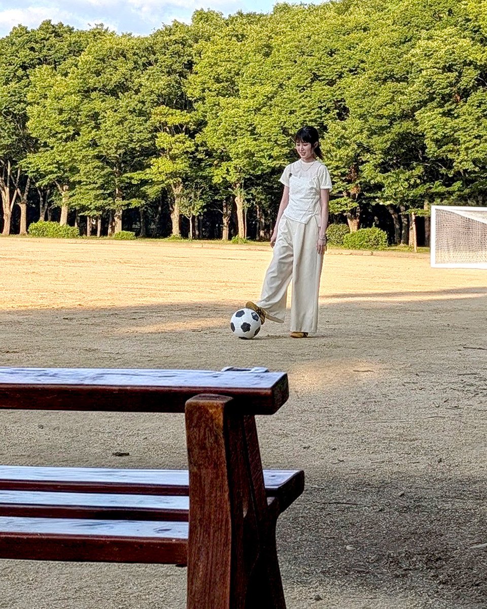ANOTHERSKY_NTV's tweet photo. ＼ただいま放送中📺⚡️／

Google Pixelの「イマジネーション機能」を使って #福本莉子 さんがサッカーを披露してくれた公園に、ベンチとサッカーゴールを出現⚽️✨

よりサッカーを楽しむひとときを感じられる一枚に📸💫

放送の感想は引用投稿でお待ちしてます🙌✨

@r_fukumoto_toho
#アナザースカイ #Pixelで撮影 #大阪