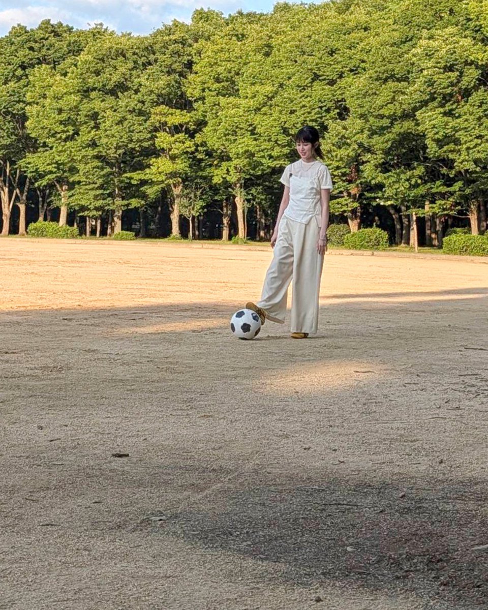ANOTHERSKY_NTV's tweet photo. ＼ただいま放送中📺⚡️／

Google Pixelの「イマジネーション機能」を使って #福本莉子 さんがサッカーを披露してくれた公園に、ベンチとサッカーゴールを出現⚽️✨

よりサッカーを楽しむひとときを感じられる一枚に📸💫

放送の感想は引用投稿でお待ちしてます🙌✨

@r_fukumoto_toho
#アナザースカイ #Pixelで撮影 #大阪